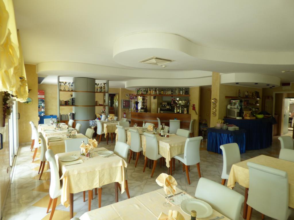 Hotel Poker Misano Adriatico Exterior photo